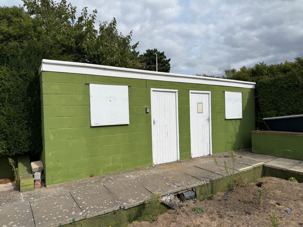 Lot: 100 - BOWLS CLUB WITH POTENTIAL - Outside storage one